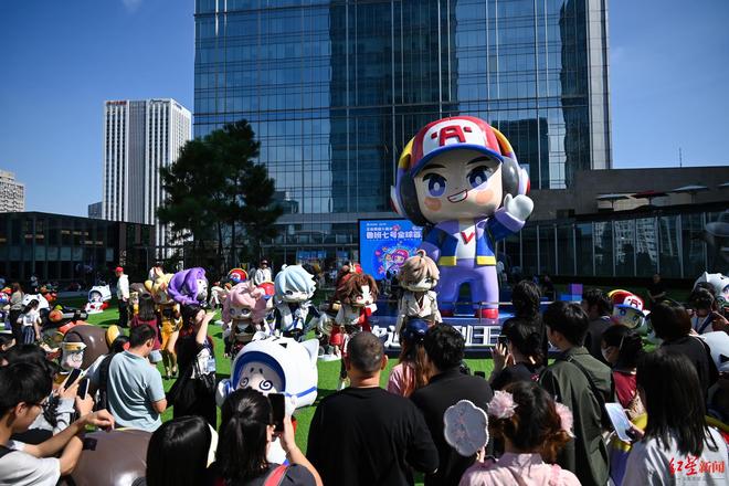 《王者荣耀》十周年鲁班七号首展亮相成都IFS数字文创激活城市新场景(图2)