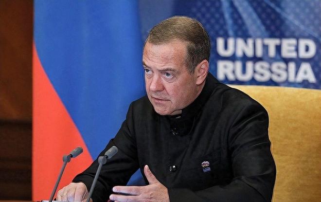 “口水战”爆发！特朗普怒斥梅德韦杰夫：还当自己是俄罗斯总统呢(图7)